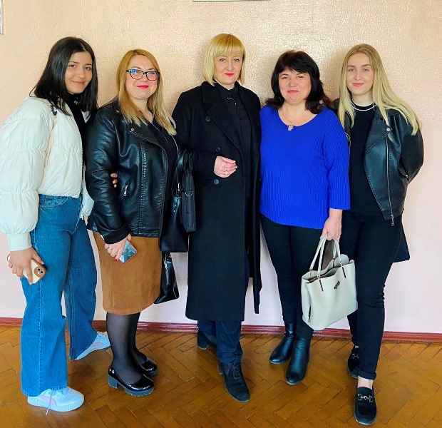 Студетки Аліна Пастир, Аліна Онисько, вчителька Світлана Попроцька, викладачі Галина Синоруб та Наталія Біла